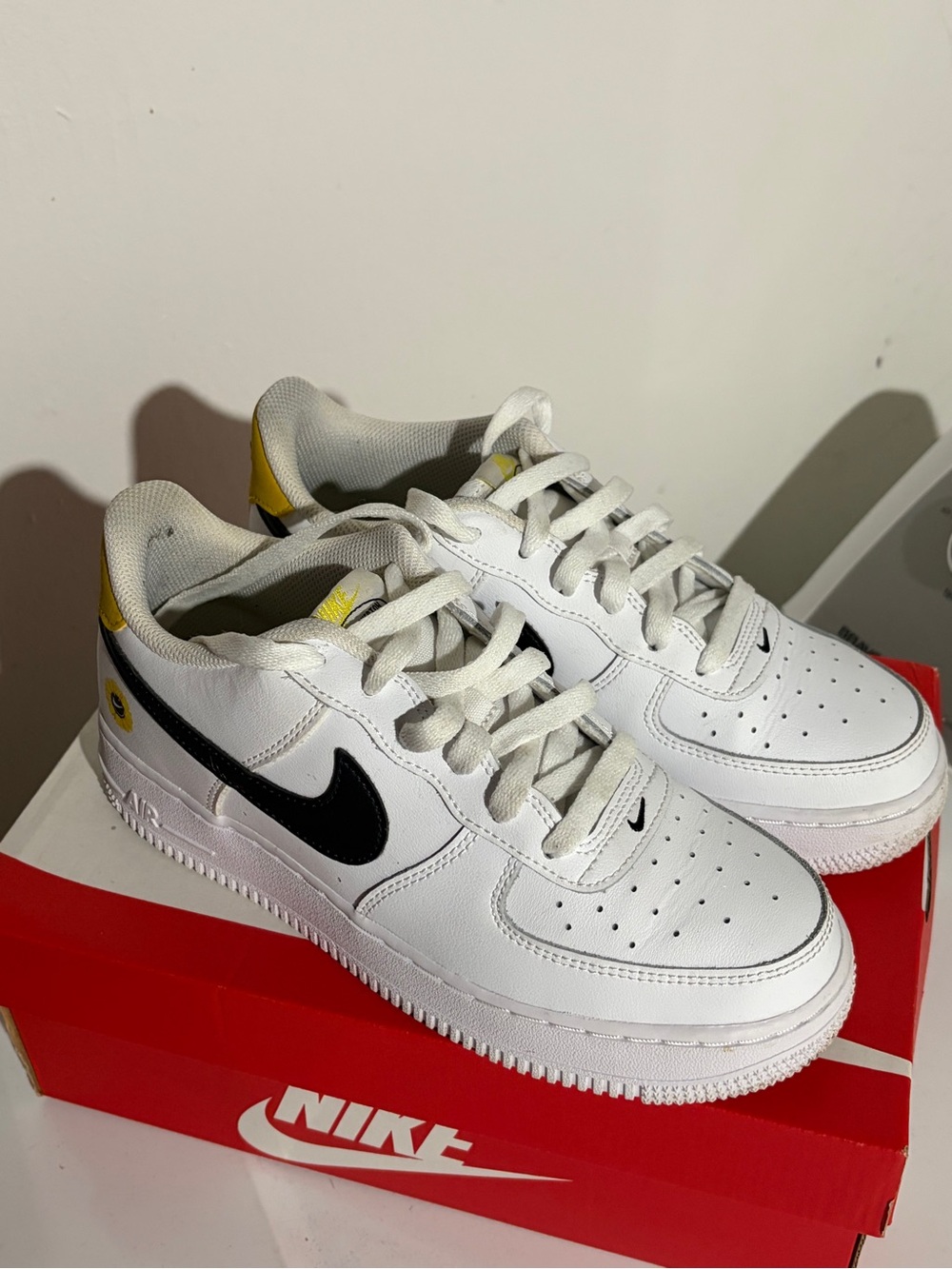 Nike Kids' White Black Yellow Air Force 1 LV8 “Have A Nice Day” Low Sneakers